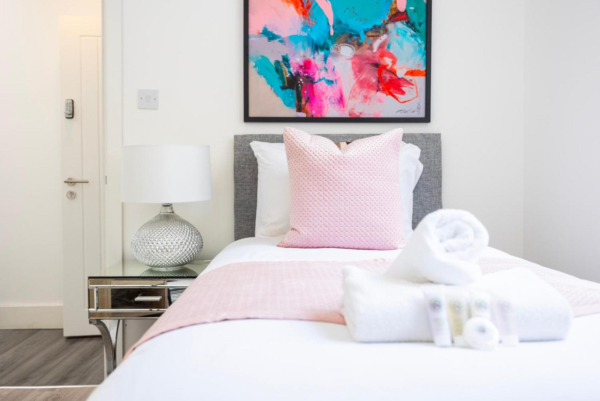 Block Of Apartments In Croydon ,Long Stays , Weekly & Monthly Offers , Contractors , Relocations , Leisure & Family Stays ภายนอก รูปภาพ
